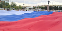 В Волжском в День Государственного флага растянули гигантский триколор 95.78.246.146 - Volzsky.Ru