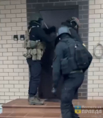 На пол, руки за спину: в Волжском скрутили подозреваемых в вымогательстве