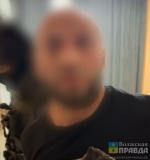 На пол, руки за спину: в Волжском скрутили подозреваемых в вымогательстве