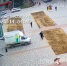 В Волжском очередной поставщик припарковался в дверях ЦУМа для разгрузки товаров - Volzsky.Ru