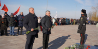 В памяти на века: волжане возложили цветы к памятнику защитникам Сталинграда - Администрация г. Волжский