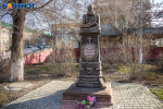 Черный март — белые халаты: кто застыл в бронзе у стен больниц в память о подвиге врачей спустя 6 лет после первого удара COVID-19