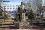 Черный март — белые халаты: кто застыл в бронзе у стен больниц в память о подвиге врачей спустя 6 лет после первого удара COVID-19