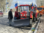 Вице-мэр Волжского дал старт месячнику по благоустройству сидя за рулём трактора