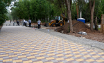 В Волжском продолжается благоустройство сквера по улице Советской